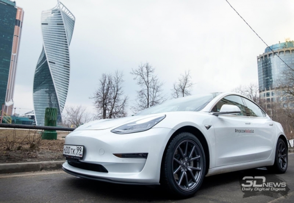 Электромобиль Tesla теперь может менять полосы движения самостоятельно