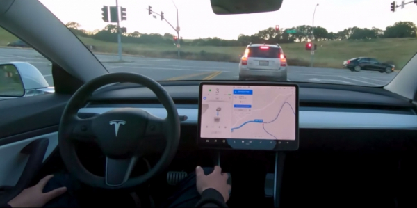 Видео: Tesla показала способность Model 3 к автономному вождению