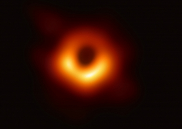 Фото дня: первое реальное изображение чёрной дыры