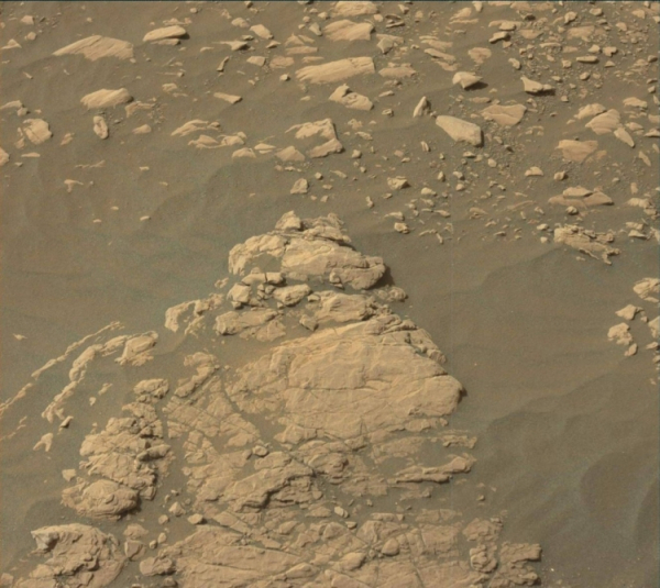 Марсоход NASA Curiosity пробурил дыру в глинистой почве кратера Гейла