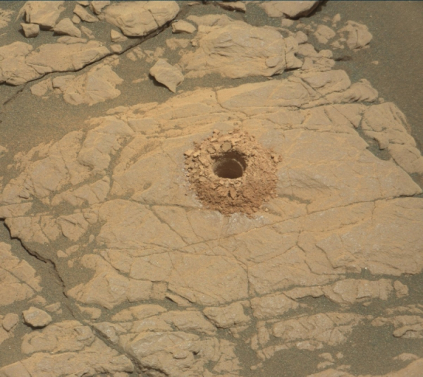 Марсоход NASA Curiosity пробурил дыру в глинистой почве кратера Гейла