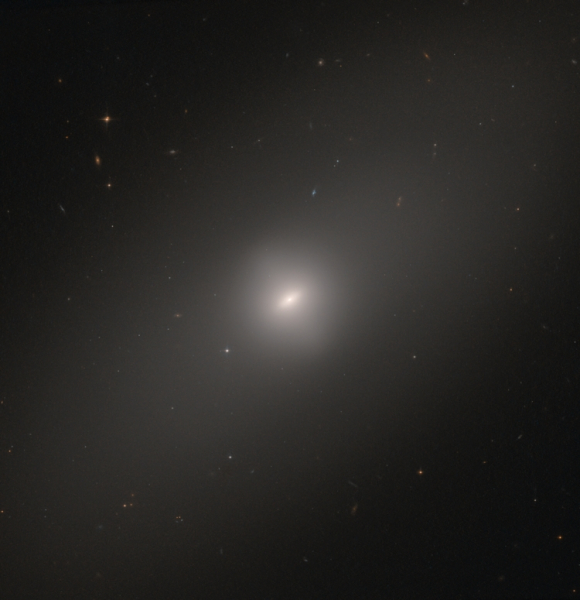 Фото дня: львиное око, или взгляд «Хаббла» на эллиптическую галактику