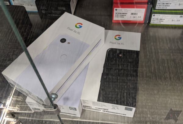 Фото дня: коробки с Google Pixel 3a XL замечены в Best Buy за несколько дней до запуска