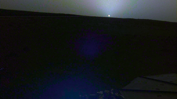 Фото дня: восход и закат на Марсе глазами зонда InSight