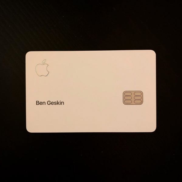 Фото карты Apple Card, выданной сотруднику компании