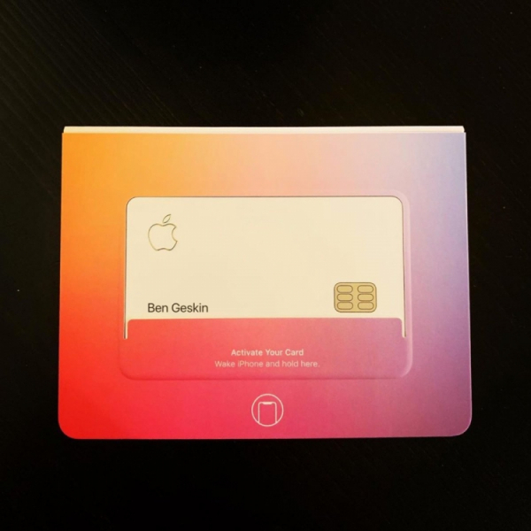 Фото карты Apple Card, выданной сотруднику компании