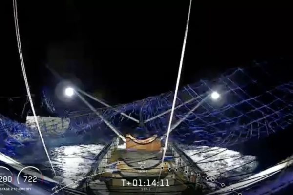 SpaceX впервые поймала часть носового обтекателя ракеты в гигантскую сеть, размещённую на лодке