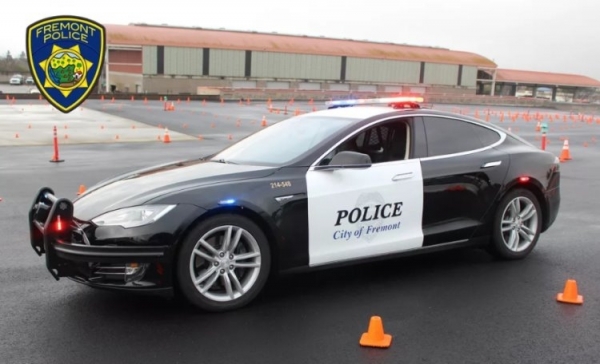 Полицейский на Tesla Model S был вынужден прекратить преследование из-за низкого заряда аккумулятора