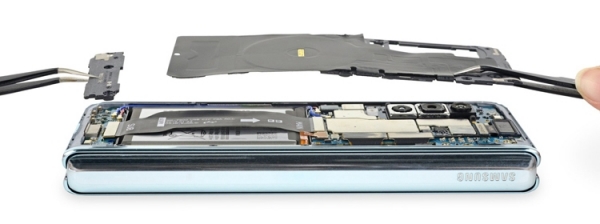 Вскрытие Samsung Galaxy Fold: гибкий смартфон вряд ли удастся отремонтировать
