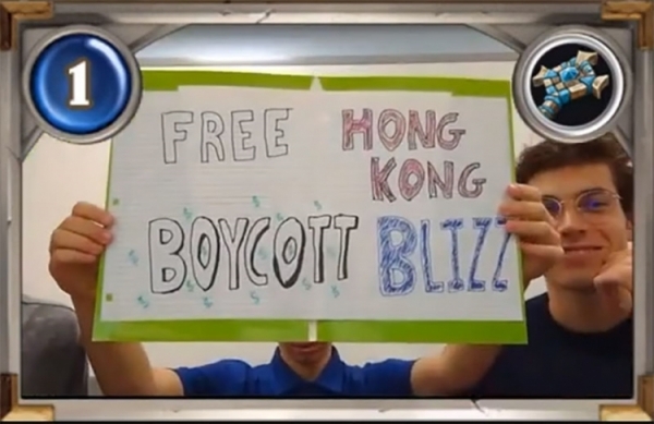 Blizzard забанила американскую команду по Hearthstone на полгода за плакат с призывом об освобождении Гонконга