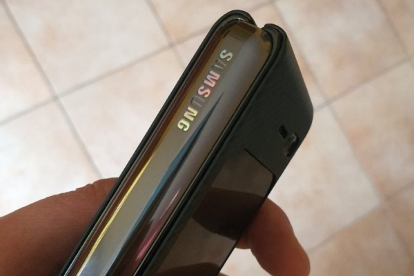 Новая проблема Galaxy Fold: на одном из проданных смартфонов отклеивается логотип
