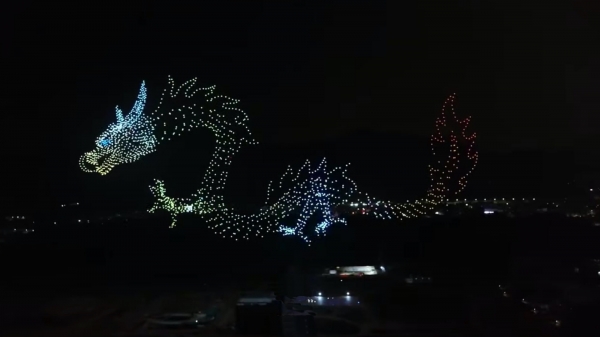 Видео дня: в Китае набирают популярность ночные шоу с сотнями светящихся дронов