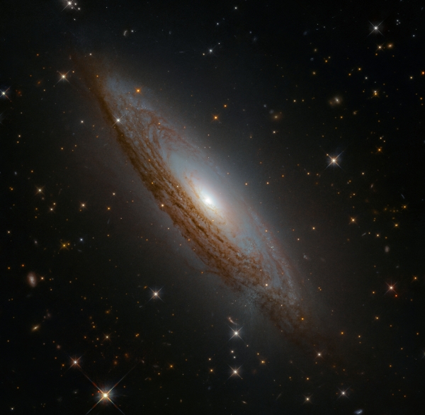 Фото дня: галактический «водоворот» в созвездии Хамелеона