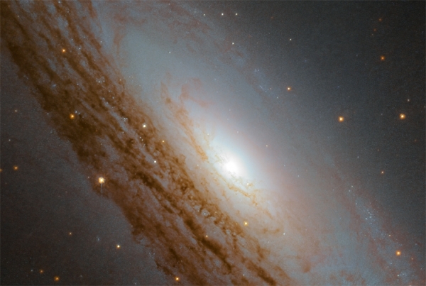 Фото дня: галактический «водоворот» в созвездии Хамелеона