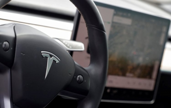 Американский сенатор призвал Tesla изменить название функции «Автопилот»