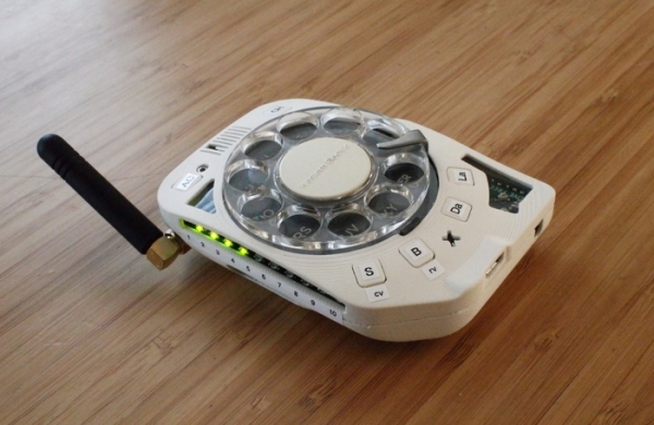 Доступен открытый мобильный телефон с дисковым набором