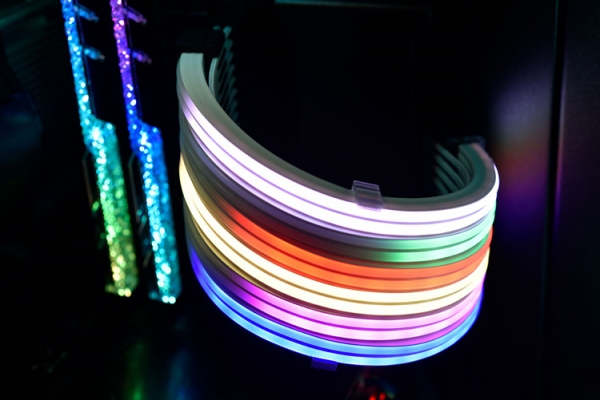 Кабели Lian Li Strimer Plus наделены эффектной RGB-подсветкой