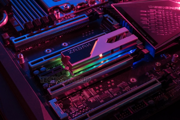 Накопитель ZADAK SPARK PCIe M.2 RGB оснащается эффективным радиатором охлаждения