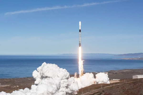 Автостопом по галактике: SpaceX отправит на орбиту три спутника Planet вместе со своими Starlink