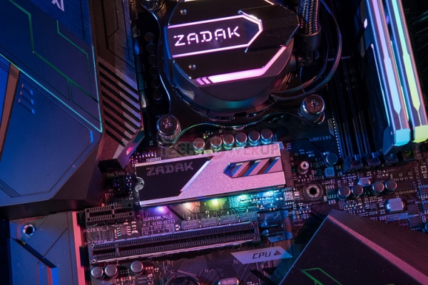 Накопитель ZADAK SPARK PCIe M.2 RGB оснащается эффективным радиатором охлаждения