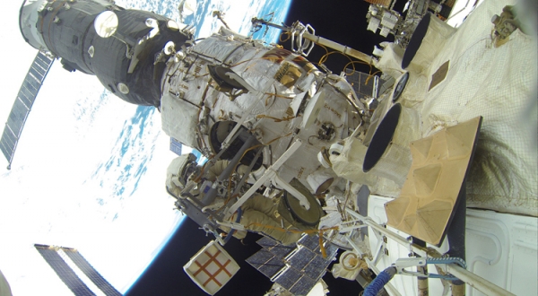 Космический турист проведёт в открытом космосе около полутора часов