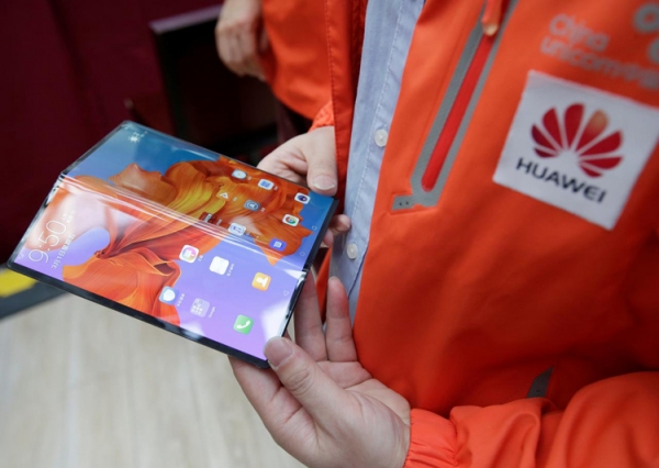 Huawei работает над гибким смартфоном в стиле Samsung Galaxy Z Fold2