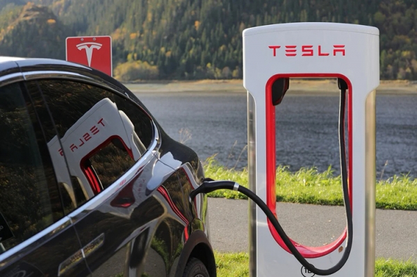 Брешь в системе Tesla позволяет бесплатно заряжать через станции Supercharger любой электромобиль в Европе