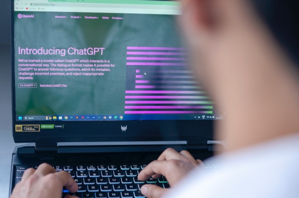 OpenAI Π±ΡΠΎΡΠΈΠ»Π° Π²ΡΠ΅ ΡΠΈΠ»Ρ Π½Π° ΡΠ»ΡΡΡΠ΅Π½ΠΈΠ΅ ChatGPT βΒ ΠΈ ΠΏΠΎΡΠ΅ΡΡΠ»Π° ΠΌΠ½ΠΎΠ³ΠΈΡ
Π²Π΅Π΄ΡΡΠΈΡ
ΡΠ°Π·ΡΠ°Π±ΠΎΡΡΠΈΠΊΠΎΠ²