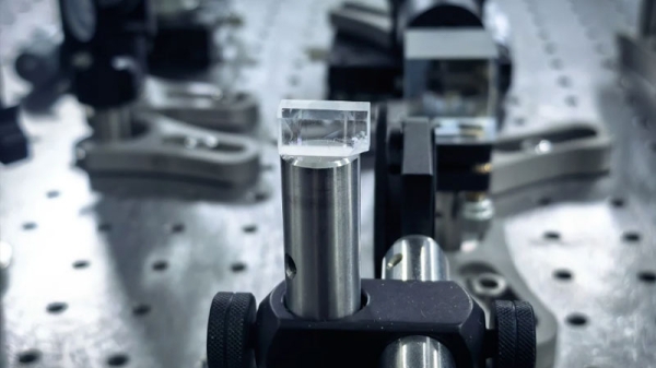 В Китае создали компактный твердотельный лазер для ранее недоступного VUV-диапазона — выиграют наука, космос и чипмейкеры