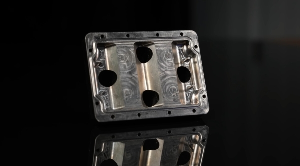 Threadripper Pro 9995WX разогнали до 5,3 ГГц без азота — крышку превратили в водоблок, добавили чиллер и 140 литров воды