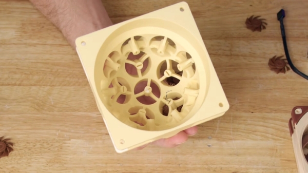 Энтузиаст оснастил процессорный кулер 15 мини-вентиляторами — они оказались не хуже большого, но сильно шумят