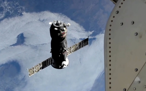 Российские космонавты вручную пристыковали грузовой «Прогресс МС-33» к МКС