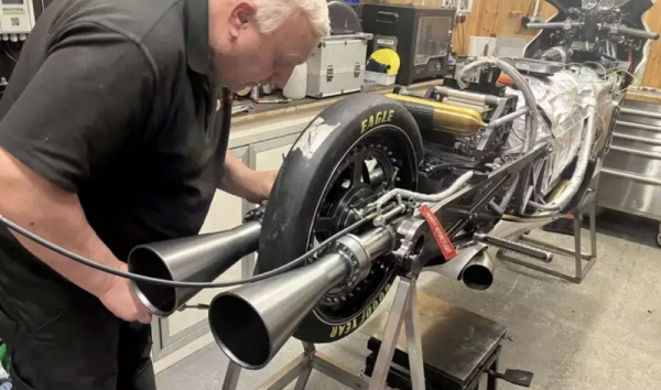 Британец построил мотоцикл на паровой тяге, который стал вторым самым быстрым байком в мире